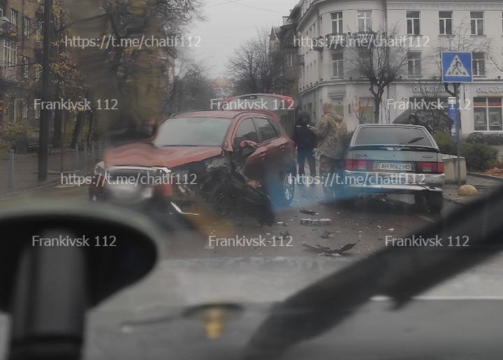 Напроти адмінбудинку на Грушевського ДТП, рух суттєво ускладнений (ФОТО)