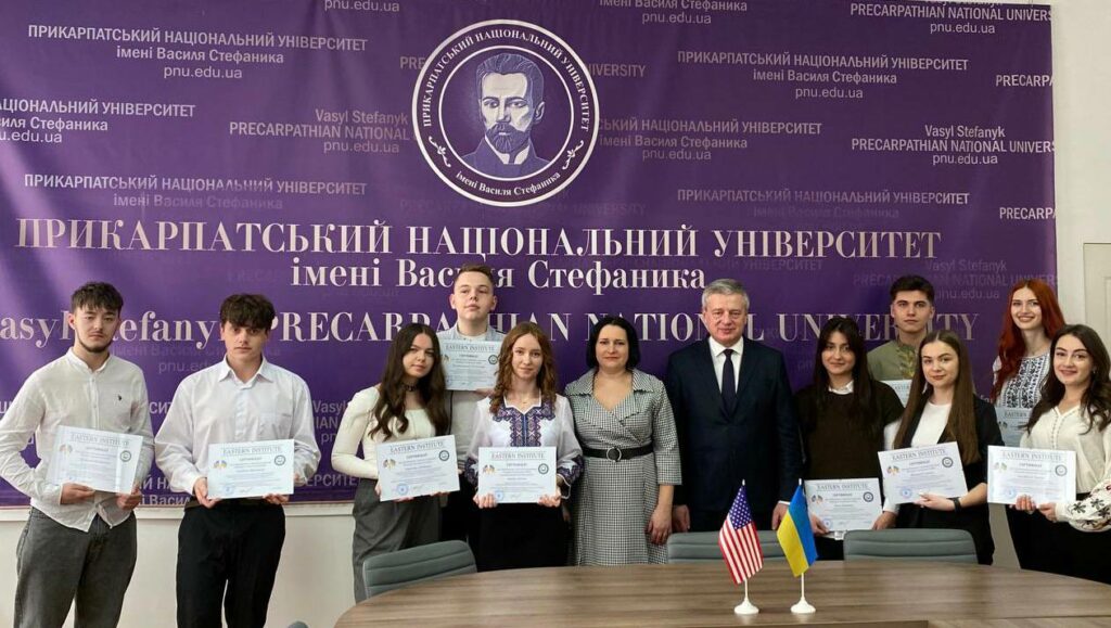 $600 бакалаврам, $1 000 магістрам: 11 студентів Прикарпатського університету — стипендіати американського фонду (ФОТО)