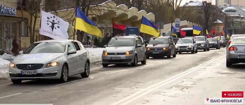 У Франківську пройшов жіночий автопробіг на підтримку прикарпатських воїнів (ВІДЕО)