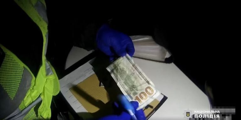 У Тисменичанах п’яний водій у комендантську годину хотів “відкупитися” за 200 доларів США (ВІДЕО)