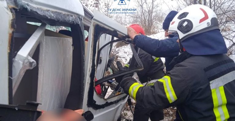 На Франківщині двоє дітей та дорослих травмувалися в ДТП за участі мікроавтобуса та автівки (ФОТО)
