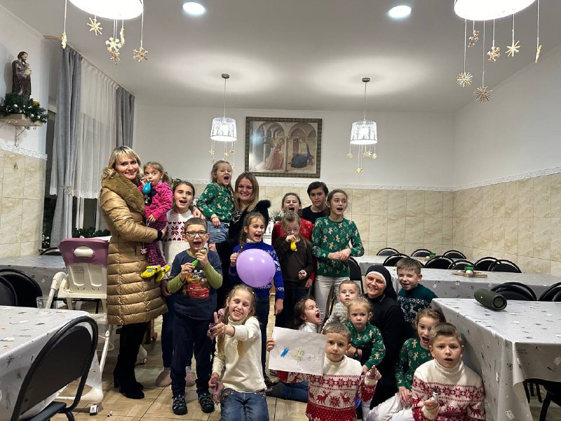 Франківські студенти навідались з подарунками до дітей-сиріт (ФОТО)