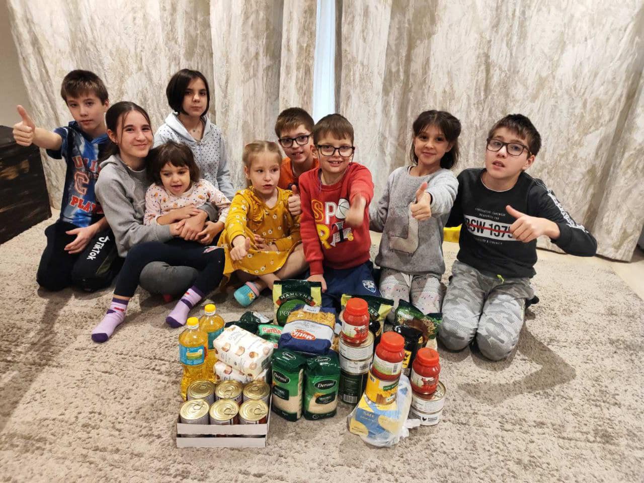 Всім, хто потребує: до різдвяних свят у Коломиї роздавали продуктові набори (ФОТО)