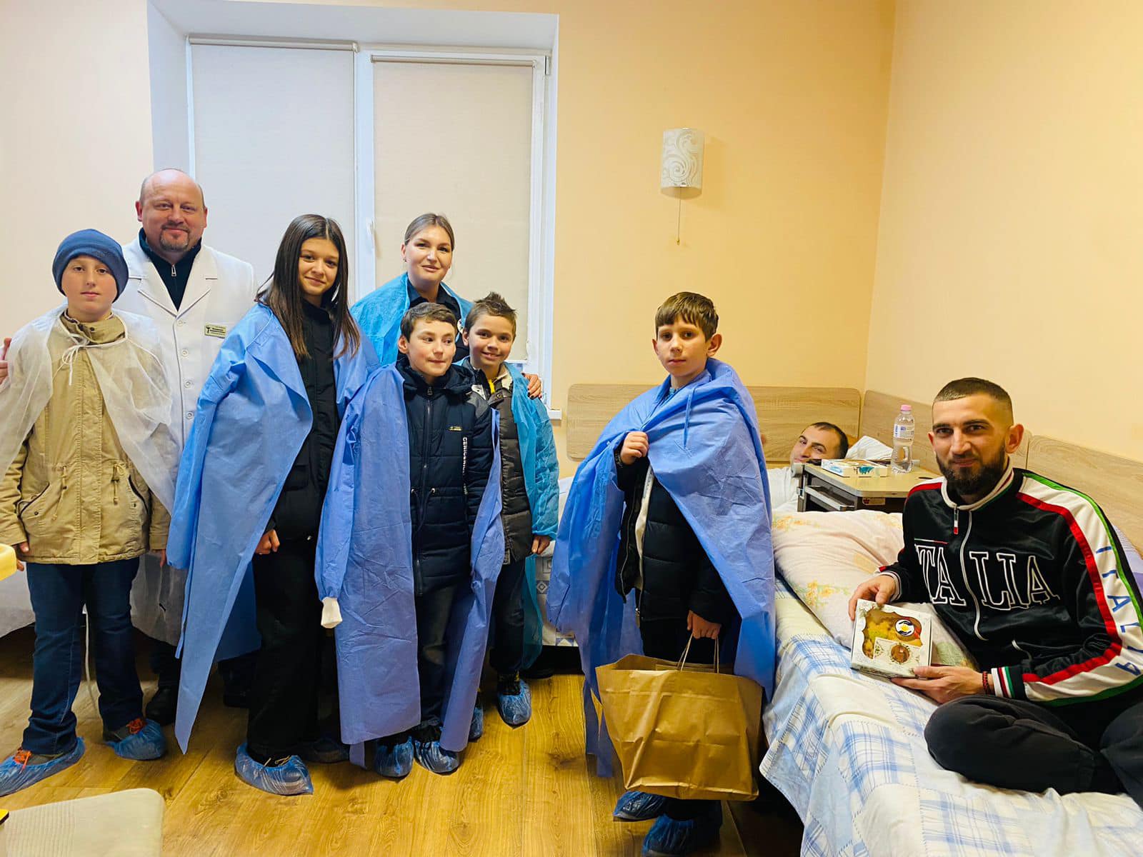 Самі випікали пряники: вихованці прикарпатських дитбудинків відвідали військових у шпиталі (ФОТО)