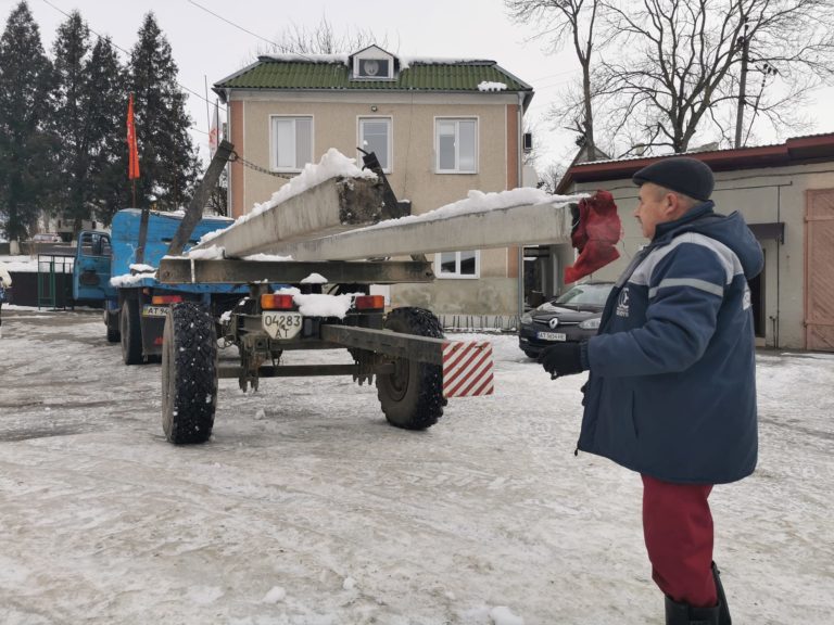 На Рогатинщині енергетики все ще відновлюють пошкоджену негодою інфраструктуру (ФОТО)