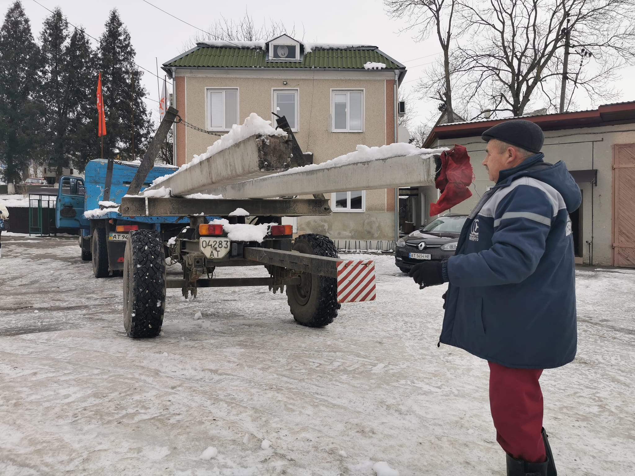 На Рогатинщині енергетики все ще відновлюють пошкоджену негодою інфраструктуру (ФОТО)