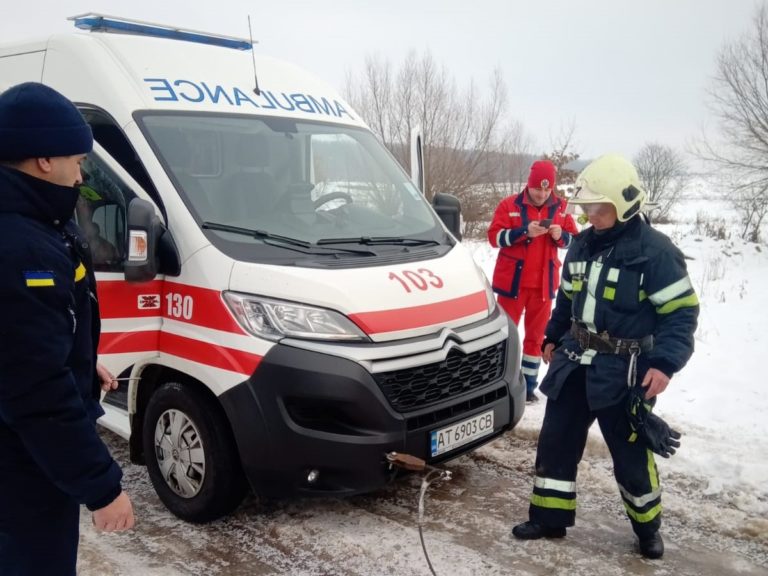 На шляху до пацієнтки: в Отинійській громаді “швидка” застрягла в снігу (ФОТО)
