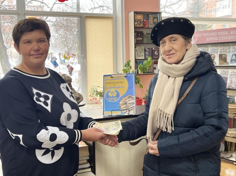 Калушани зібрали російську літературу на макулатуру, а вторговані гроші передали на ЗСУ (ФОТОФАКТ)