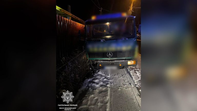 У Крихівцях п’яний водій на вантажівці в’їхав у паркан (ФОТО З МІСЦЯ)