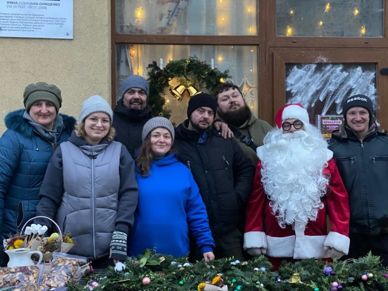 Калуські волонтерки зібрали на різдвяному ярмарку 111 000 гривень для ЗСУ (ФОТО)