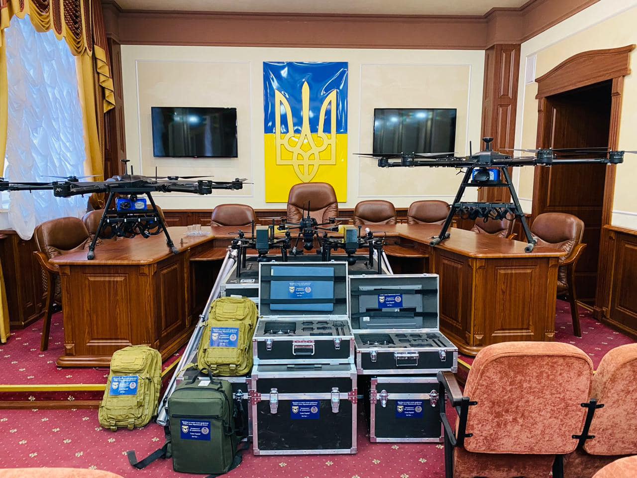 Дрони замість солодощів: прикарпатські поліціянти передали техніку авіаційному підрозділу (ФОТО)