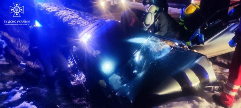 У Солотвинській громаді автомобіль зʼїхав у кювет. Рятувальники «вирізали» постраждалих (ФОТОФАКТ)