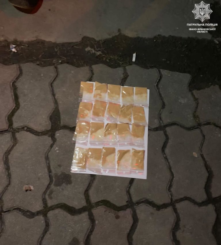 30 таблеток, 20 пакетиків й кілька згортків з ймовірними наркотиками виявили патрульні Франківська за одну зміну (ФОТО)