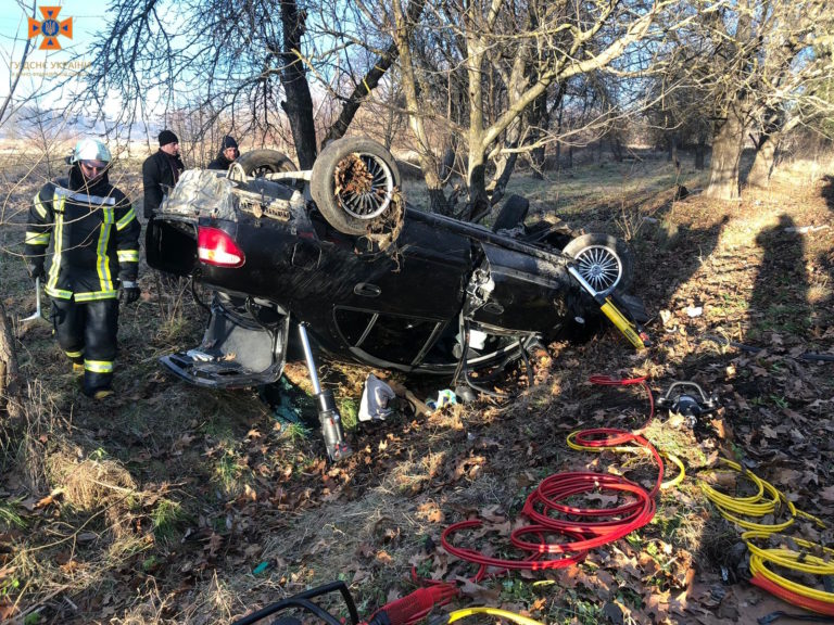 На Косівщині машина вилетіла з дороги та перекинулася — попередньо одна людина загинула (ФОТОФАКТ)
