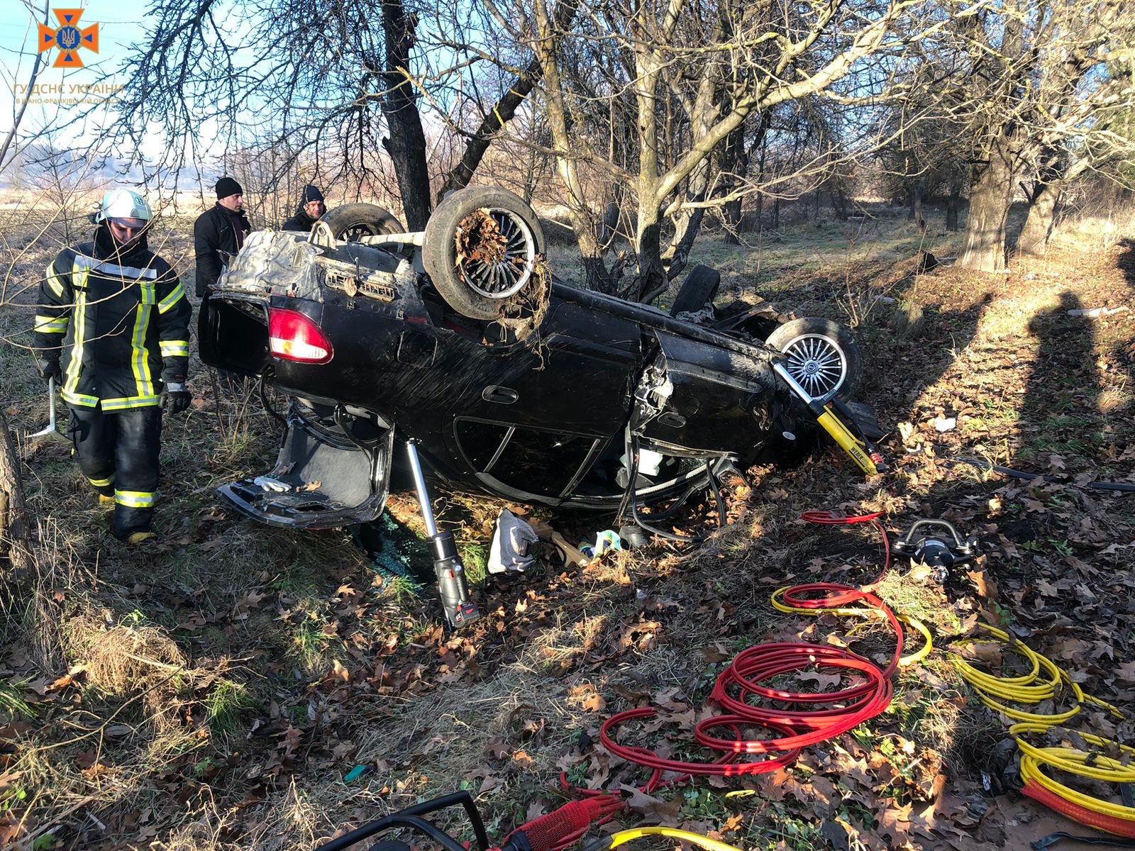 На Косівщині машина вилетіла з дороги та перекинулася — попередньо одна людина загинула (ФОТОФАКТ)