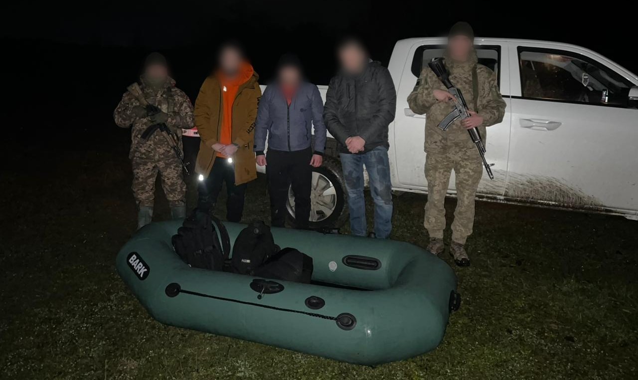 Франківець з двома компаньйонами тікав в Угорщину на гумовому човні: їх спіймали прикордонники (ФОТО, ВІДЕО)