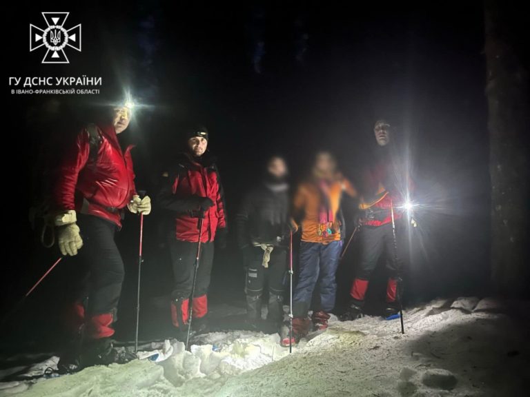 У новорічний вечір двоє туристів заблукали на Говерлі: їх відшукали рятувальники (ФОТО)