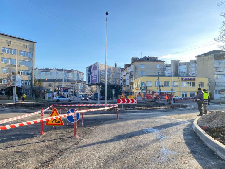 Запрацювала кільцева розв’язка на перехресті вулиць Довга-Берегова-Північний бульвар (ФОТО)