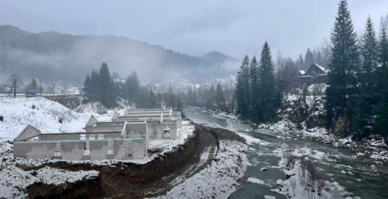 Підприємець з Коломиї незаконно зводить будинки на березі річки Прут – Zaxid.net (ФОТО)