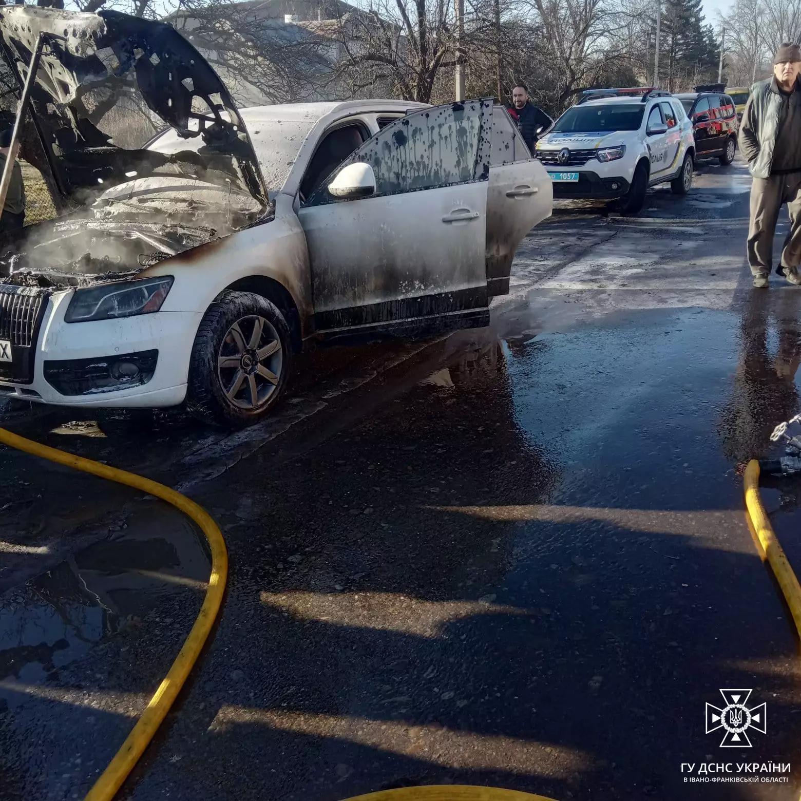 Зранку на Коломийщині посеред дороги горіла “Ауді” (ФОТО)