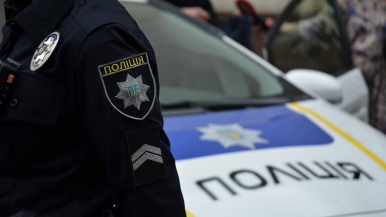 Білий порошок і трава: за вихідні патрульні Прикарпаття знайшли ймовірні наркотики у чотирьох людей