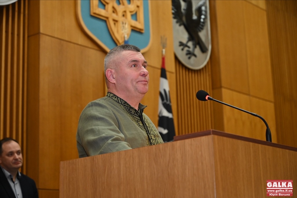 Ця відзнака – всьому героїчному гарнізону “Маріуполь”: у Франківську нагородили захисника “Азовсталі”, котрий пройшов полон (ФОТО)