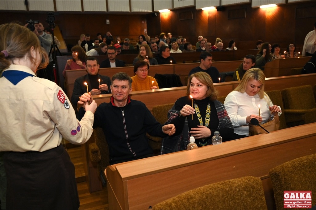 Свічку кожному: пластуни передали франківським депутатам Вифлеємський вогонь (ФОТО)