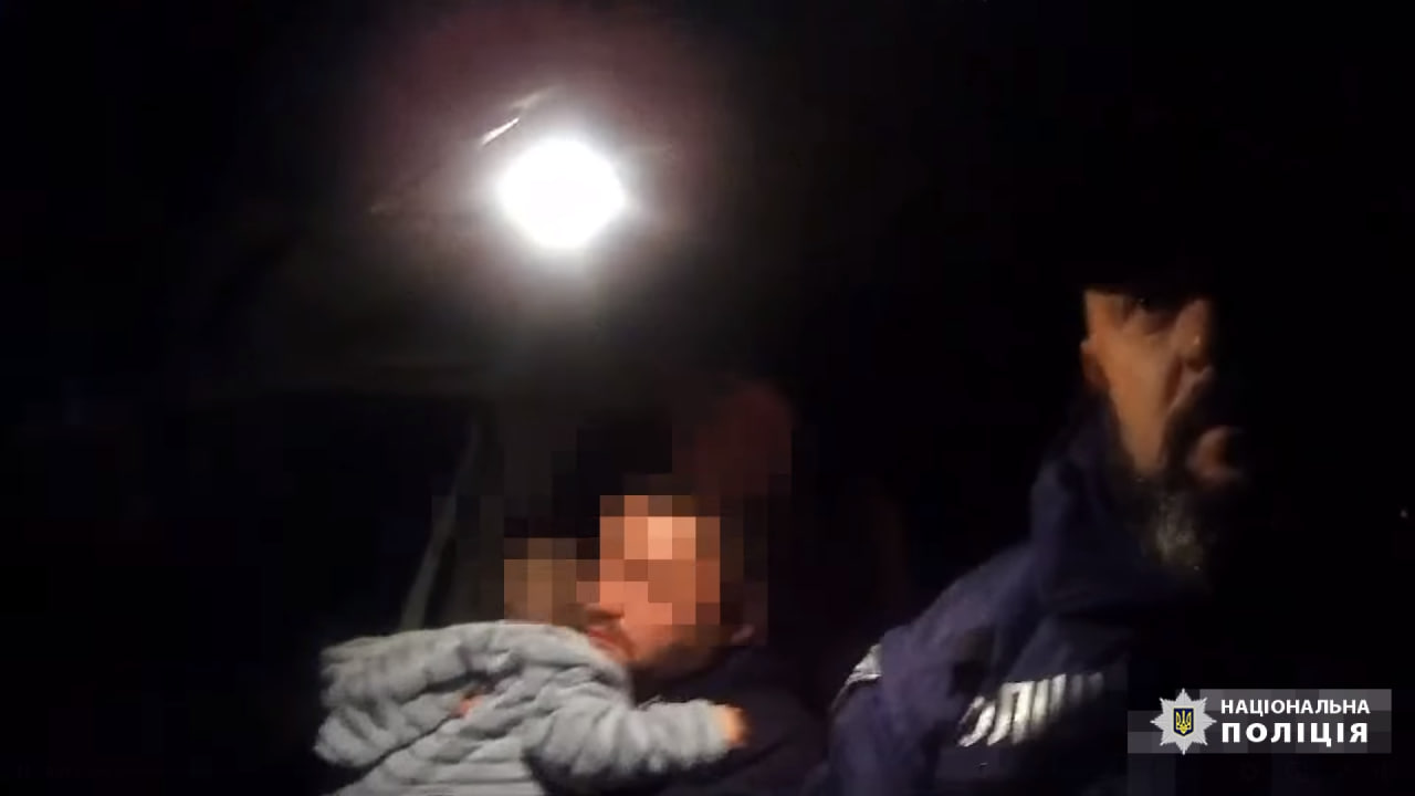 У Коломиї поліціянти екстрено доставили в лікарню дитину, яка задихалася (ВІДЕО)