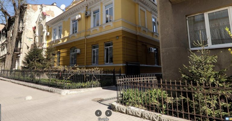 Франківська мерія встановить шлагбаум на в’їзді у двір прокуратури за 130 тисяч