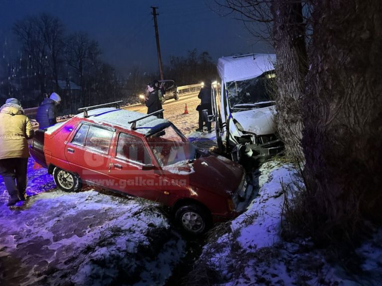 На Надвірнянщині рейсовий автобус зіткнувся з автівкою ЗАЗ (ФОТО, ВІДЕО)
