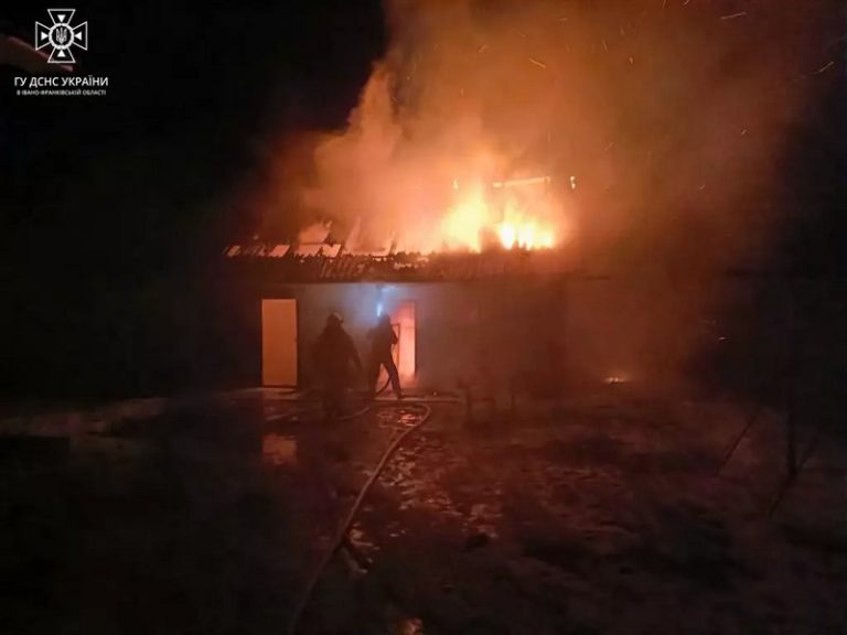 Вночі на Калущині палала господарська будівля (ФОТО)