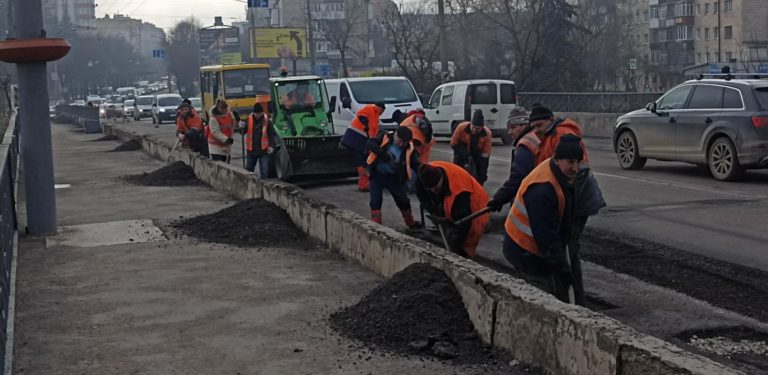 У Франківську нарешті почали латати міст на Пасічну (ФОТО)