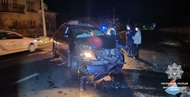 На Симона Петлюри “Nissan” завалив бетонний електростовп (ФОТО З МІСЦЯ)