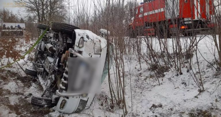 Під Бурштином на обочину перекинулась автівка з двома людьми (ФОТО З МІСЦЯ)