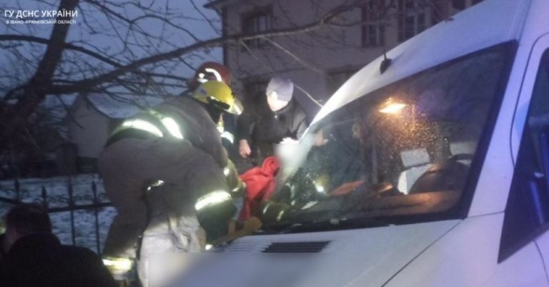 У Стримбі вантажний бус затиснув пішохода до огорожі (ФОТО З МІСЦЯ)