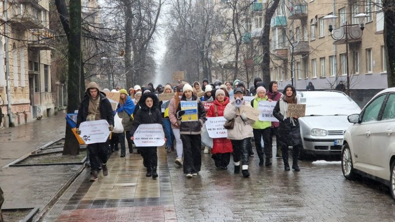 Не мовчи, полон вбиває: десятки людей вийшли на підтримку полонених воїнів у Франківську (ФОТО)