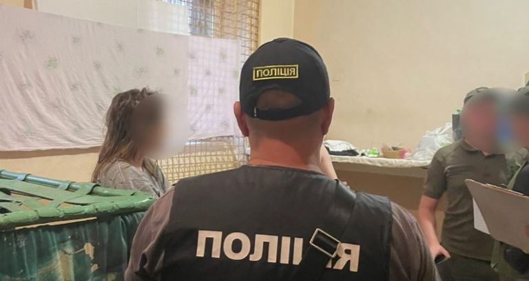 На Прикарпатті викрили наркотрафік до СІЗО, який організувала 29-річна «смотряща за камерою» (ФОТО)