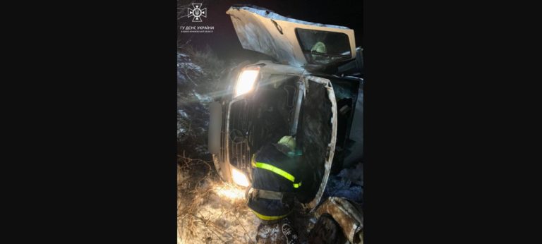 На Снятинщині перекинувся Mercedes: з нього дістали дитину і двох дорослих (ФОТОФАКТ)