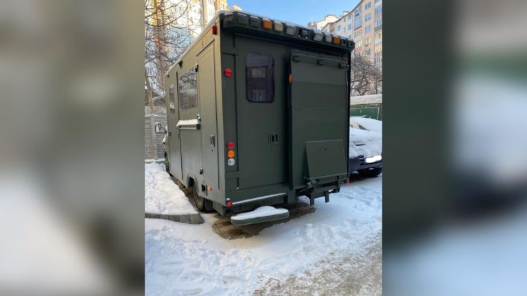 Мобільну СТО для воїнів, яка місяцями простоювала у Франківську, обіцяють днями повезти на передову