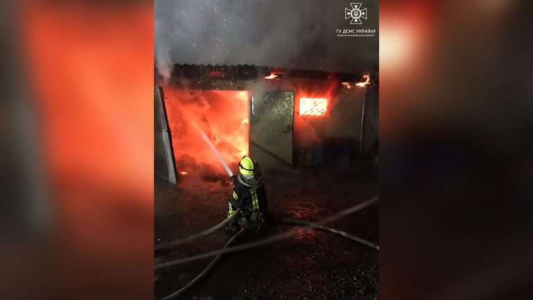 Гараж із двома авто горів у Богородчанах (ФОТО)
