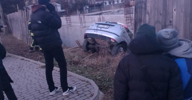 У Надвірній авто впало в котлован будови (ФОТО З МІСЦЯ)