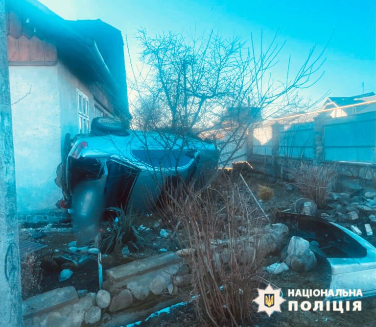 На Коломийщині “БМВ” врізався у паркан та перекинувся, є травмовані (ФОТО)