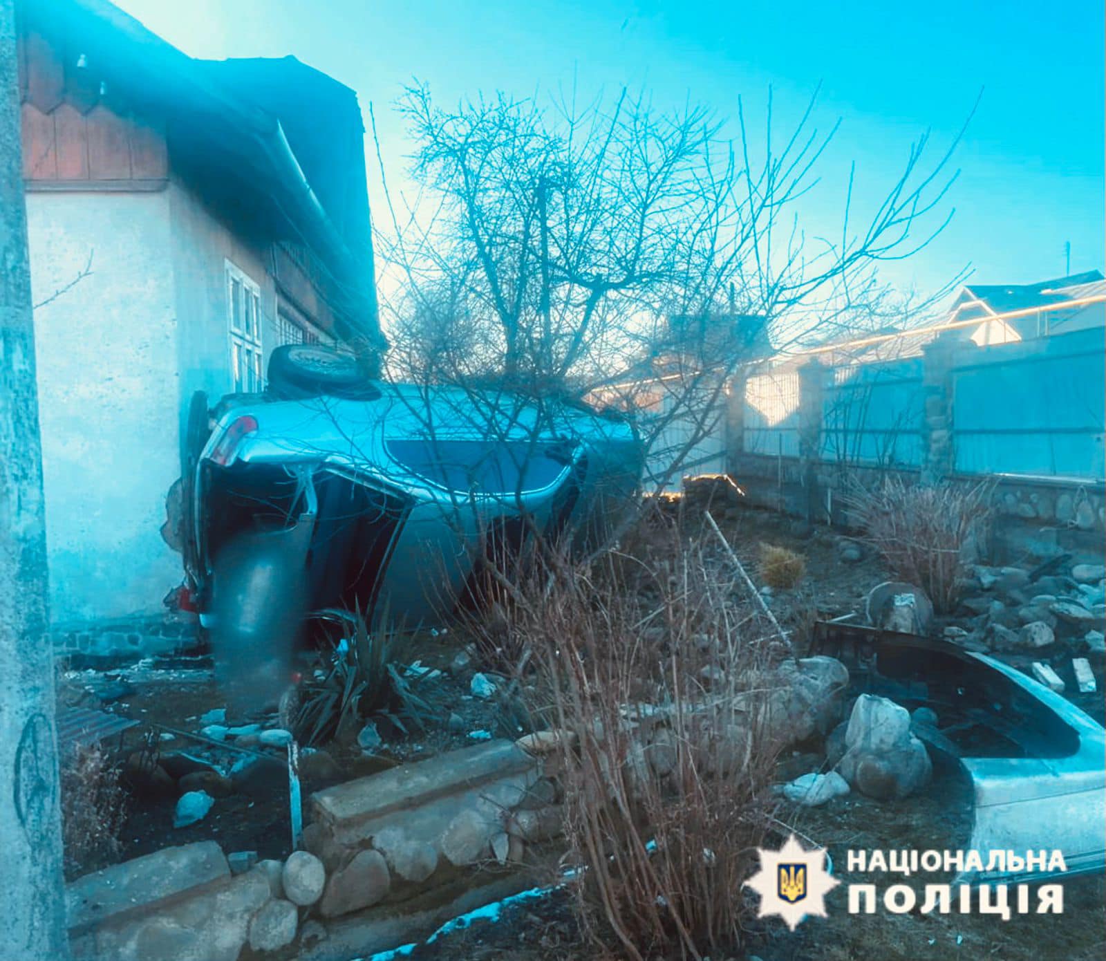 На Коломийщині “БМВ” врізався у паркан та перекинувся, є травмовані (ФОТО)