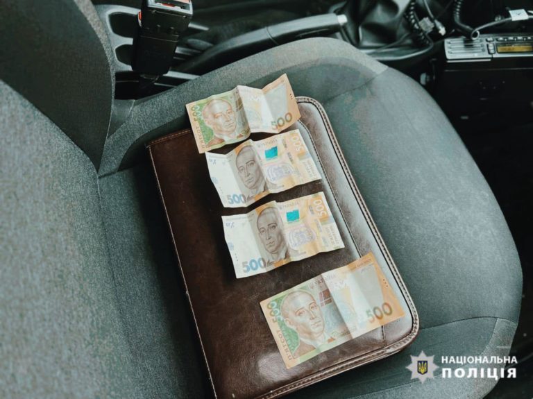 На Косівщині водій-порушник намагався “відкупитися” від поліції — йому загрожує чотири роки в’язниці (ФОТО)