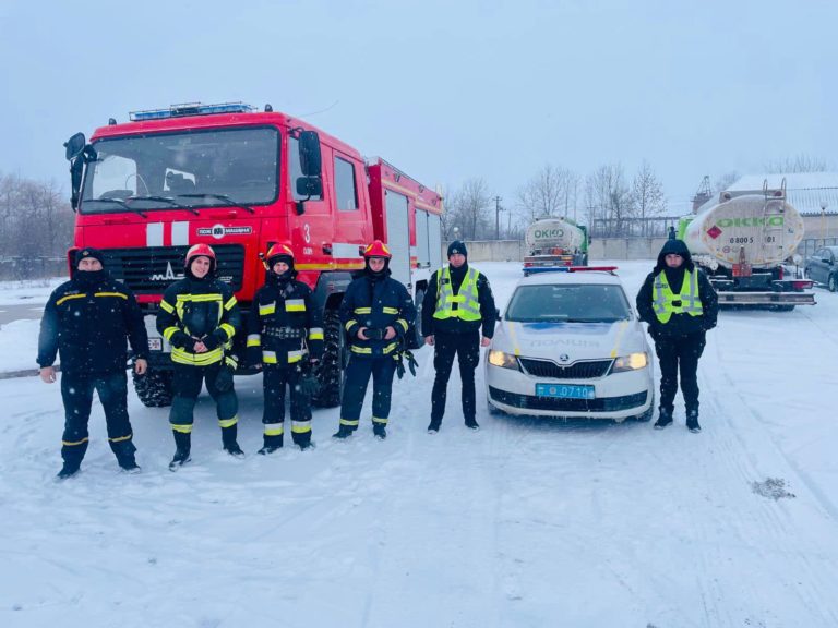 Прикарпатські рятувальники та поліціянти визволяли автомобілі зі снігових пасток на дорозі (ФОТО)