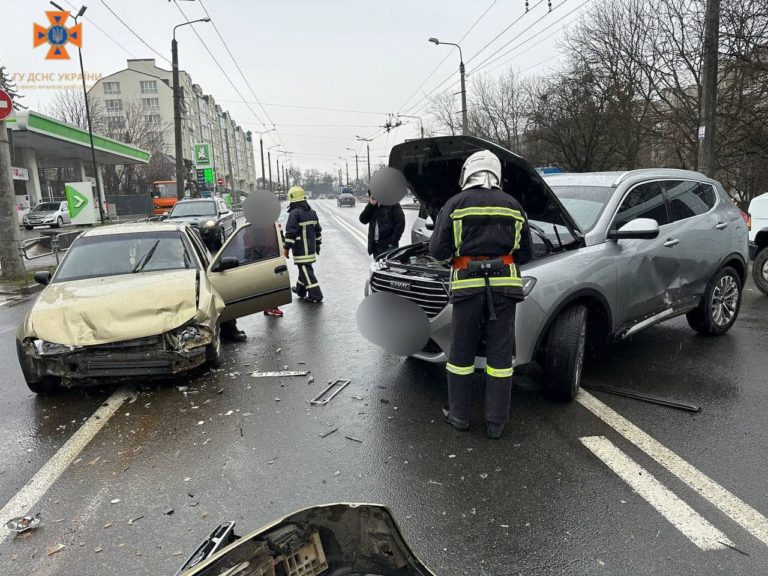 ДТП у Пасічній: рятувальники “вирізали” затиснуту людину з авто (ФОТО З МІСЦЯ)