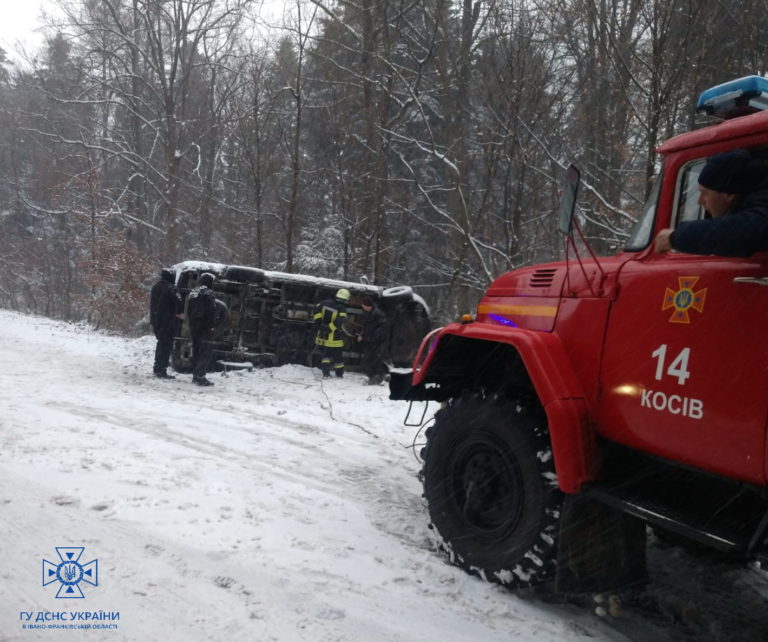 На Прикарпатті у снігових заметах застрягли автобус, вантажівка та дві автівки (ФОТО, ВІДЕО)