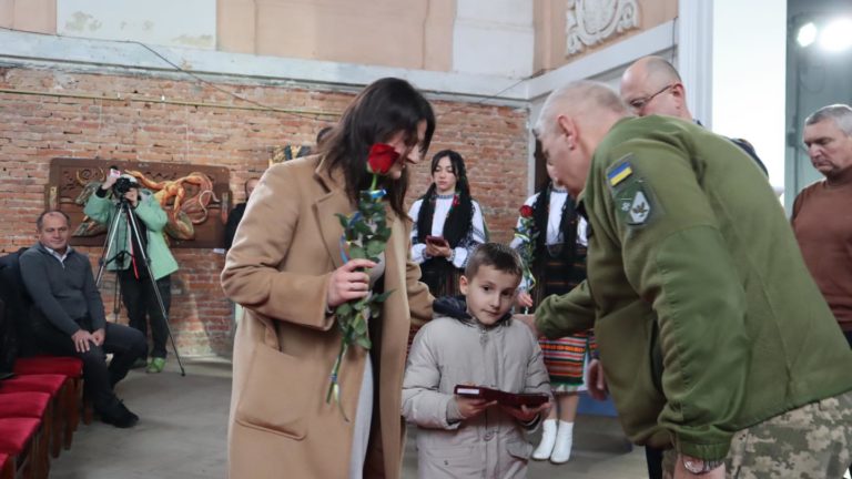 Рідним загиблих воїнів з Прикарпаття вручили посмертні нагороди (ФОТО)