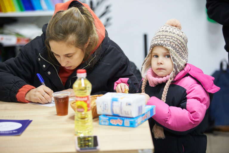 Пакунок з теплом: у Франківську писали листи підтримки людям з прифронтових міст (ФОТО)