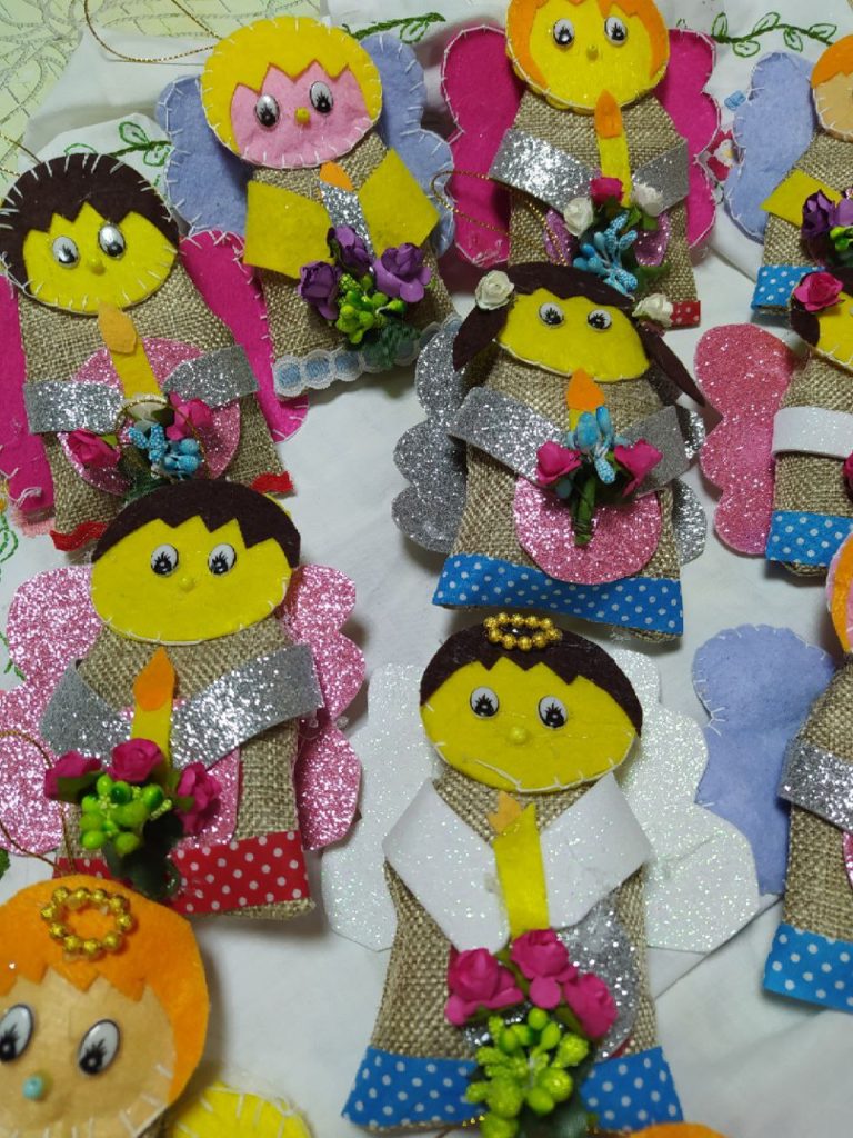 На Прикарпатті дорослі та діти з родин військових власноруч робили ангеликів (ФОТО)
